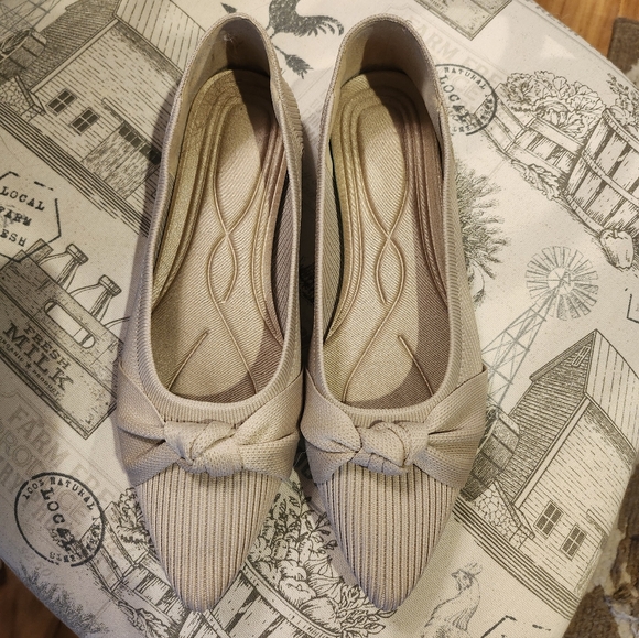 Womens Cream Pointed Toe Flats- Knit With Bow Knot Detail Sz 8 (Fit Big) - Picture 6 of 7